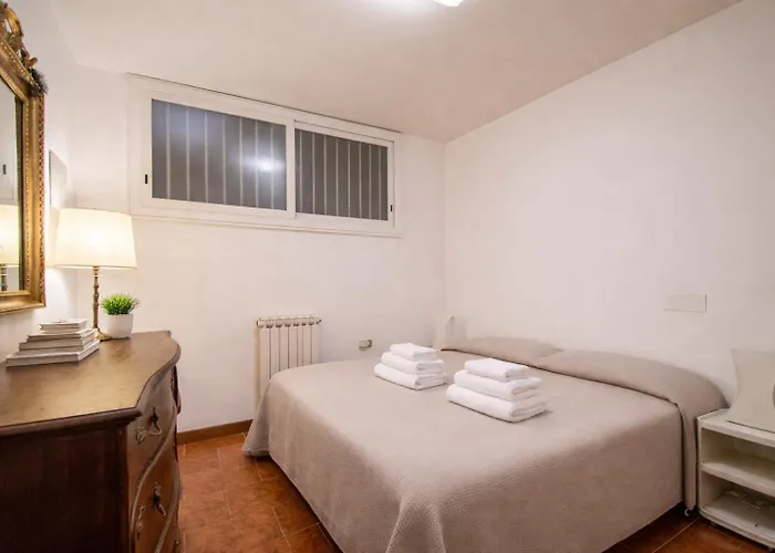 Parcheggio Riservato, Giardino Privato E Campo Da Tennis - Rosalba