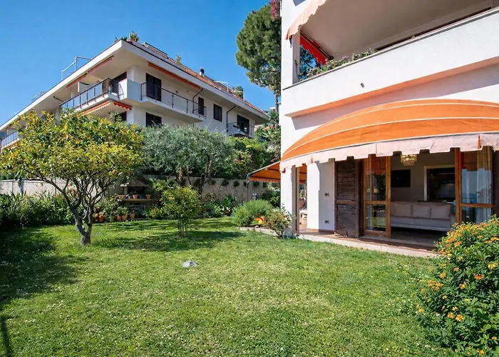 Lejlighed Parcheggio Riservato, Giardino Privato E Campo Da Tennis - Rosalba Ospedaletti